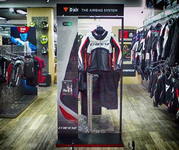 Nové airbagy Dainese k vidění na prodejně Yshop